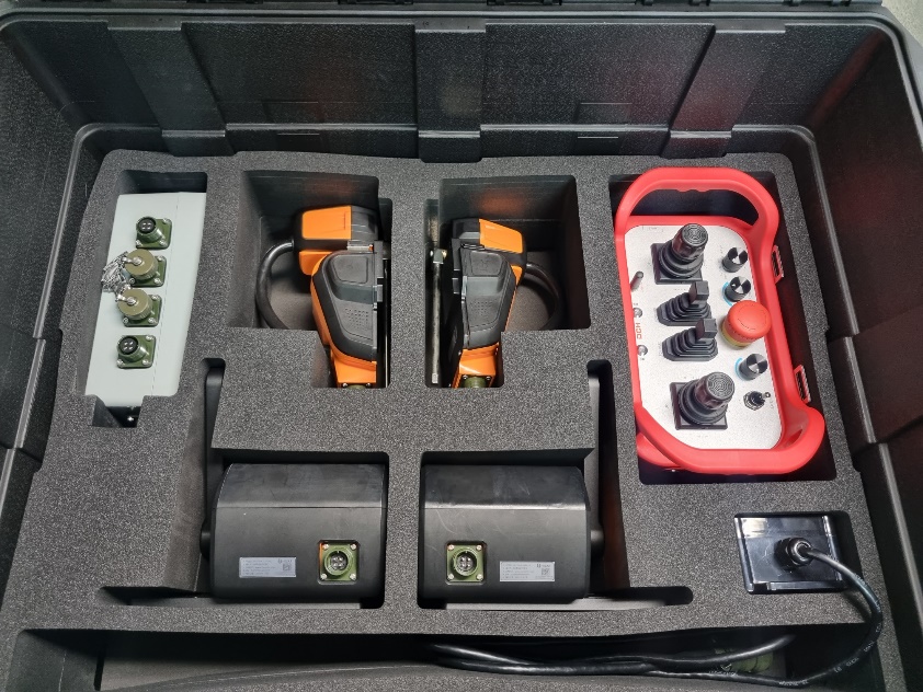 Controller and robot modules arranged in a portable storage case